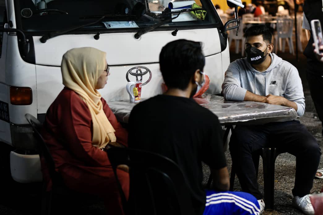 Rasid Abu Bakar, Calon MUDA DUN Larkin, telah berkenalan dengan masyarakat setempat Bandar Baru Uda di Jobox Food Truck sempena Kopi-lih Rasid 2.0.