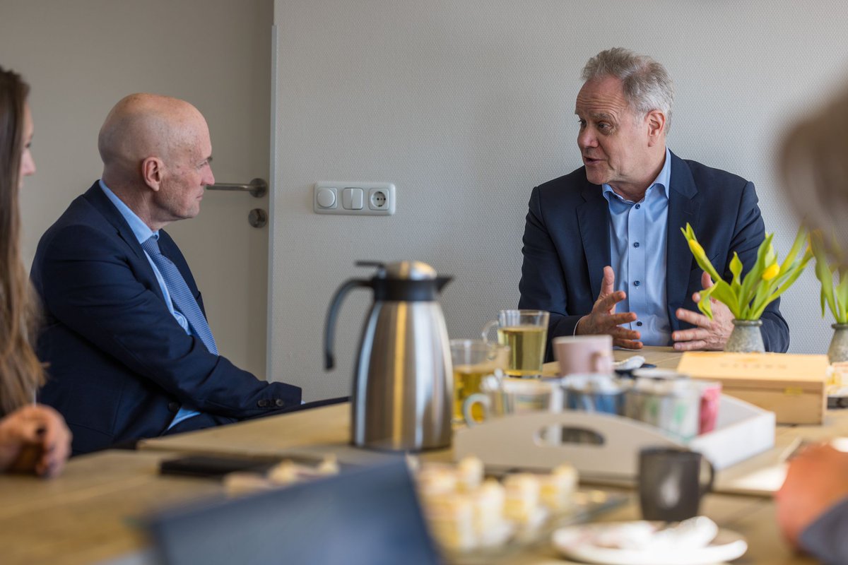 Waardevol gesprek met <a href="/ministerVWS/">Daniëlle Jansen</a> Kuipers over de zoektocht van mensen met #longcovid naar de juiste zorg. ‘Er is kennis en betere afstemming nodig in de zorg. Daarbij moet veel meer #multidisciplinair worden samengewerkt.’ Lees meer over onze inzet: bit.ly/3IY0KzT