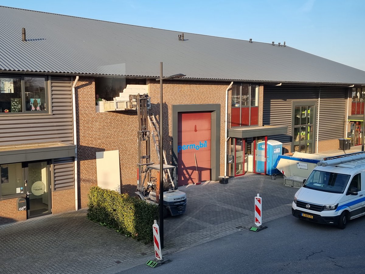We zijn begonnen met het aanpassen van 68m om het onze nieuwe huurder @SolarOplossing naar het zin te maken. Mede mogelijk gemaakt door @vanwiggenbouw