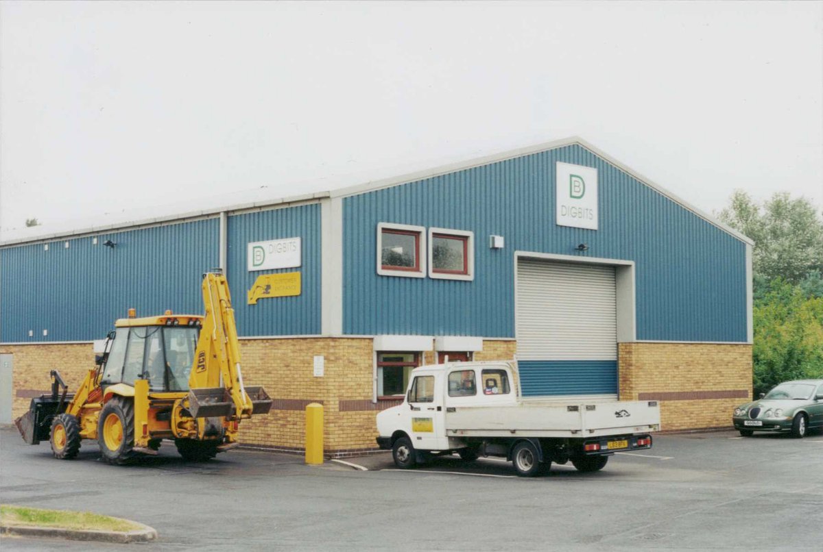 #ThrowbackThursday
1999 at our old premises in Cannock. A customer has come to collect an order in their 3CX backhoe.

In the background, our trusty old Leyland DAF 400 truck and one of the very first customer Jaguar S-Types.