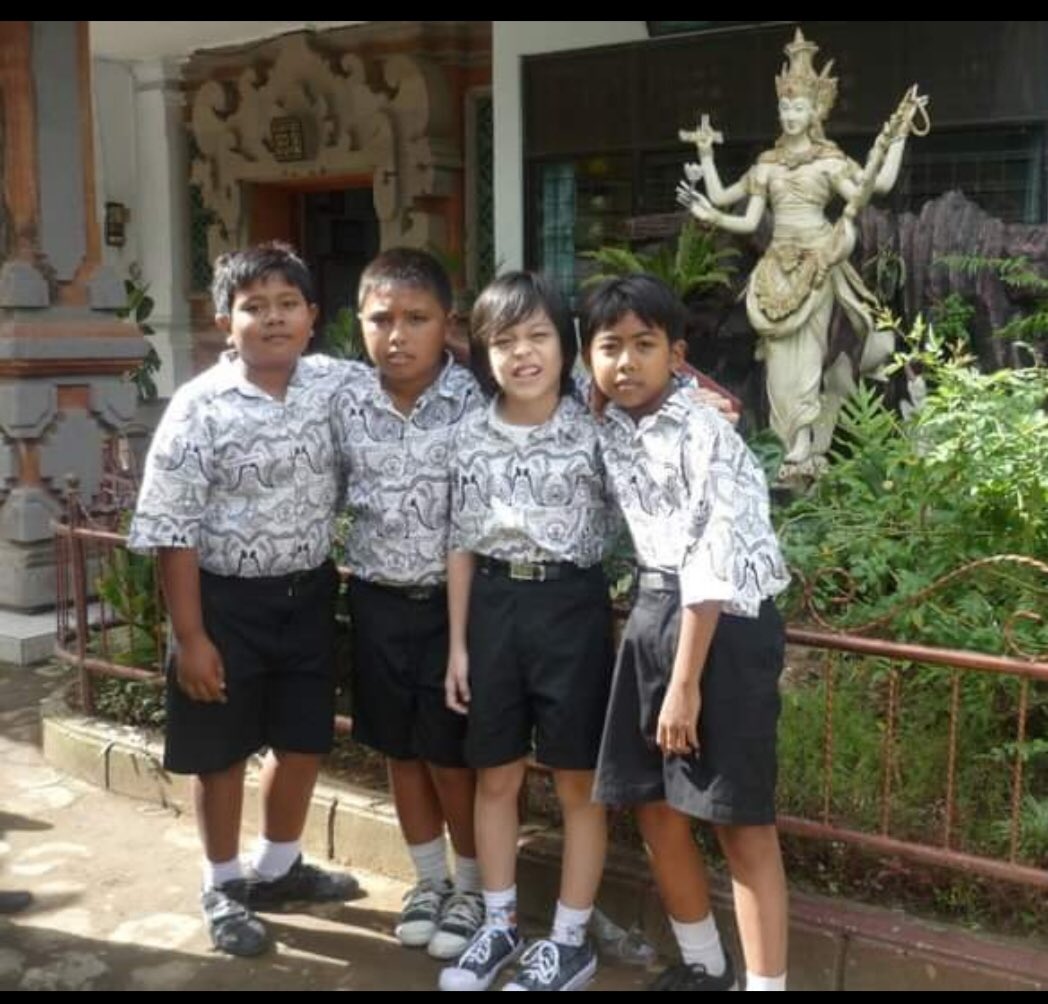 fenlyofficial's tweet photo. Tiny kids in Bali https://t.co/luSX4xlaL6