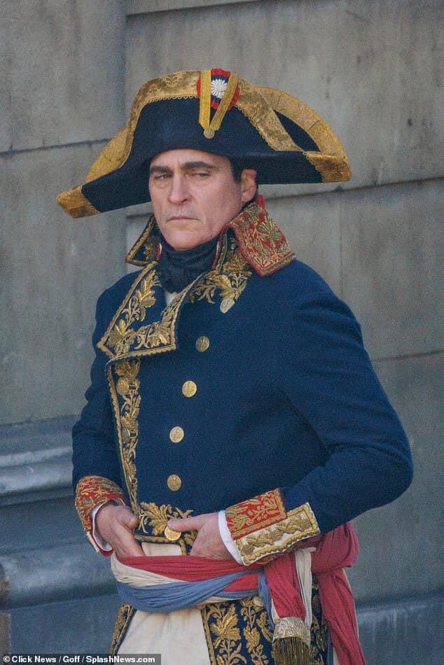 ch_lannes's tweet photo. 📸 Les premières images de Joachin Phœnix en Napoléon pour le prochain film de Ridley Scott.

 (source : Dailymail) https://t.co/Xc899WGuSV