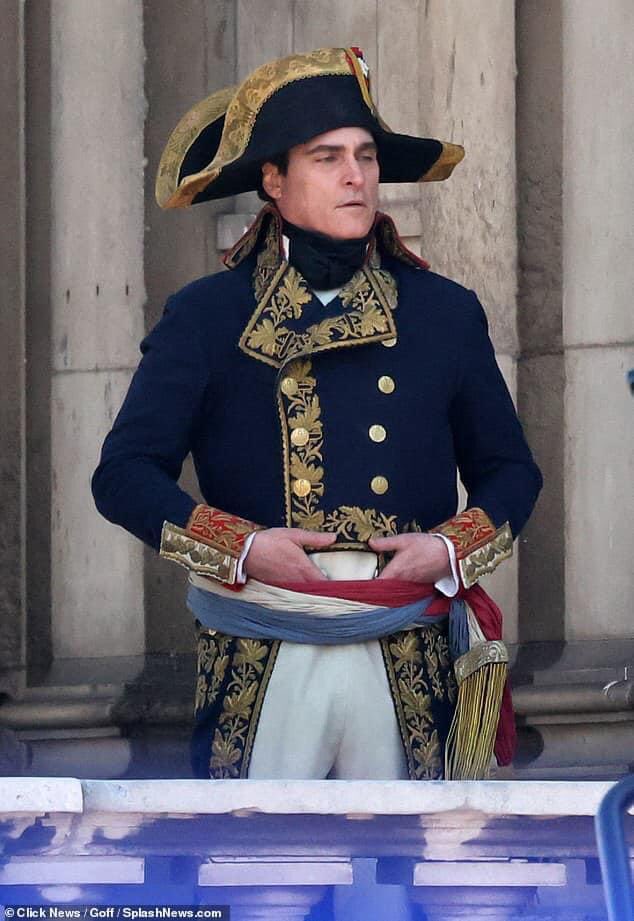 ch_lannes's tweet photo. 📸 Les premières images de Joachin Phœnix en Napoléon pour le prochain film de Ridley Scott.

 (source : Dailymail) https://t.co/Xc899WGuSV