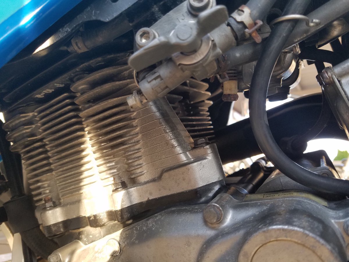 amzon_Lazy_Dozy's tweet photo. DR800で初の遠出してきました。
市販車最大排気量の単気筒EGは
意外にも乗り味素直d(`・∀・)b
振動は凄いデス( ̄▽ ̄;)
メーターボックス揺れる
ミラーも揺れる
自分の体も揺れる(´・ω・`)
#DR800
#バイク乗りと繋がりたい
#バイク好きと繋がりたい https://t.co/eoyIRlxcWU
