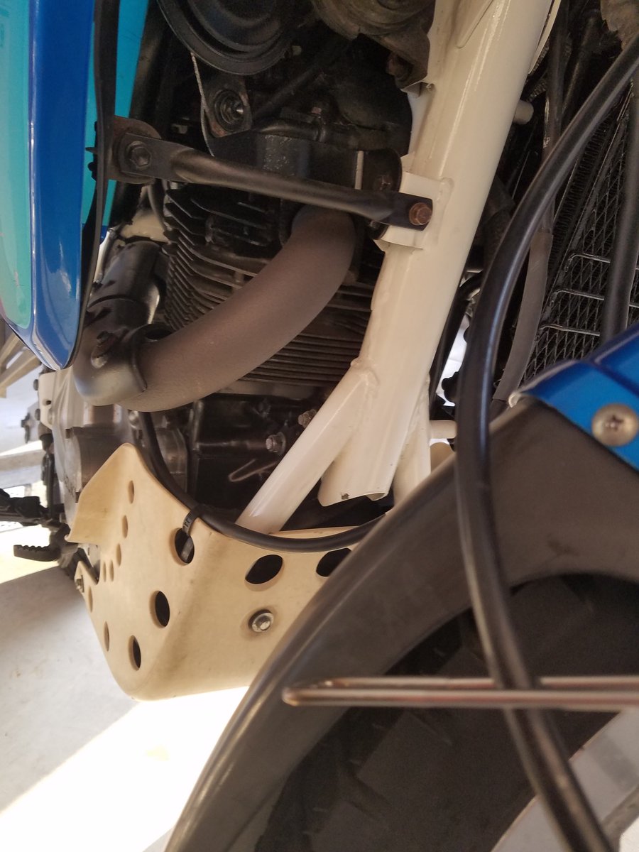 amzon_Lazy_Dozy's tweet photo. DR800で初の遠出してきました。
市販車最大排気量の単気筒EGは
意外にも乗り味素直d(`・∀・)b
振動は凄いデス( ̄▽ ̄;)
メーターボックス揺れる
ミラーも揺れる
自分の体も揺れる(´・ω・`)
#DR800
#バイク乗りと繋がりたい
#バイク好きと繋がりたい https://t.co/eoyIRlxcWU