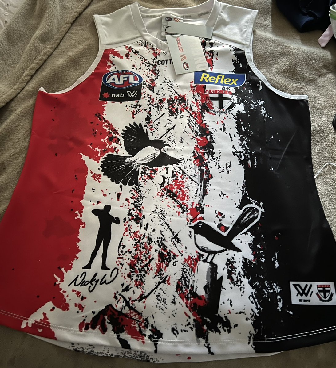 mishy845's tweet photo. I can’t express how ecstatic I am to have a @stkildafcw jumper! Waited my whole life to have @stkildafc jersey that suits curves rather than one that feels like a potato sack! https://t.co/dDOZmPsJ1E