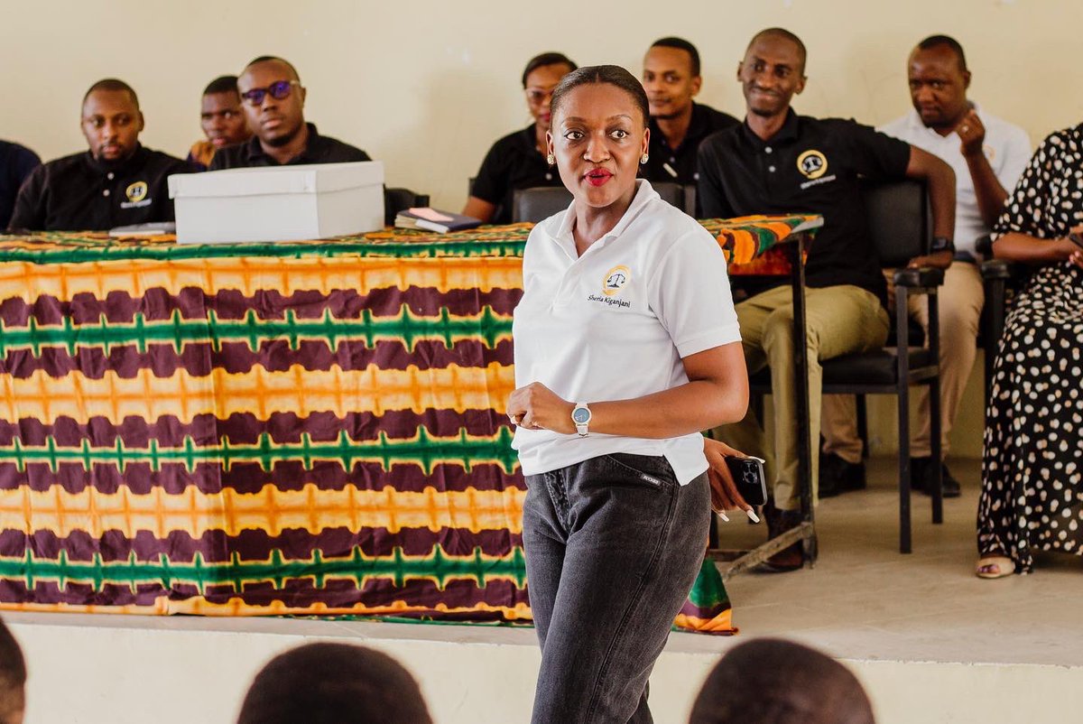 Timu yetu ikiwapa hamasa ya masomo na kuongelea fursa za maisha na wanafunzi wa Shule ya Sekondari Mabwe Tumaini. #sheriakiganjani #legaltech #justlers #fahamusheria #sikuyawanawake #breakingbias #tuvunjeupendeleo