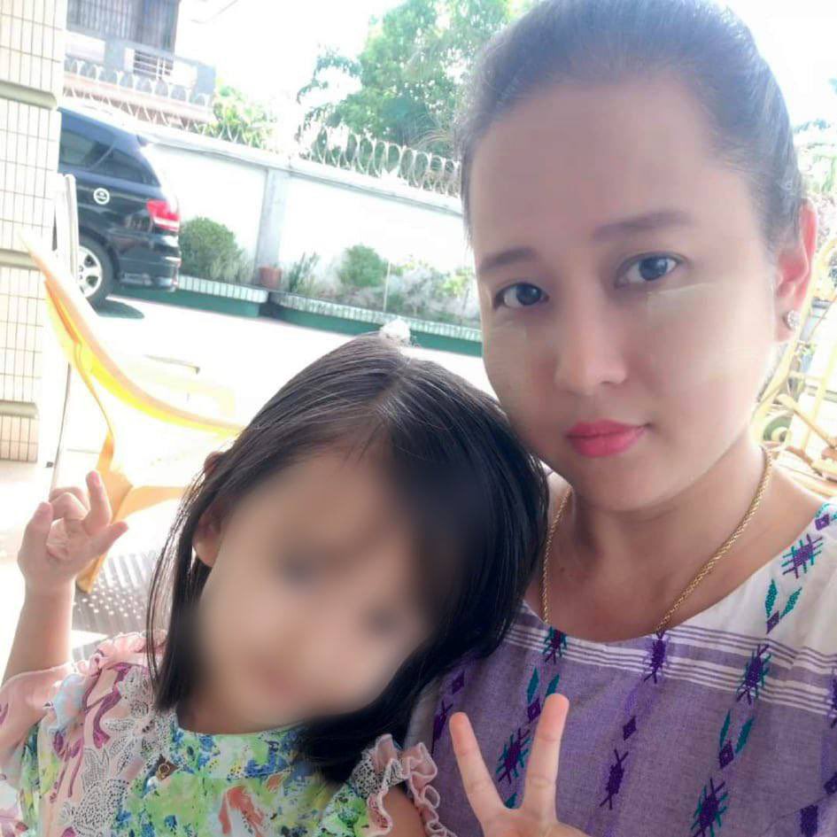 AnnaBae6104's tweet photo. Dr.KyawtKayThiTun, a 36-year-old dentist at Tun dental clinic, was arbitrarily abducted by junta forces in Zay street, Tharyarwaddy township, Bago.  #WarCrimesOfJunta #2022Mar10Coup #WhatsHappeningInMyanmar https://t.co/b2TdlAHU6t