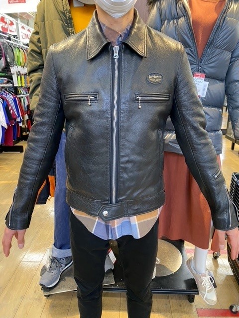 ワットマン 相模原中央店 公式 Lewis Leathers Lewis Leathers ドミネーターシングルレザー入荷 藤原ヒロシさん等 有名人多数愛用の一着 目立ったキズやシミ 汚れ 匂いほとんどなく状態 です モデル 169cm 50kg ぜひ ご来店ください
