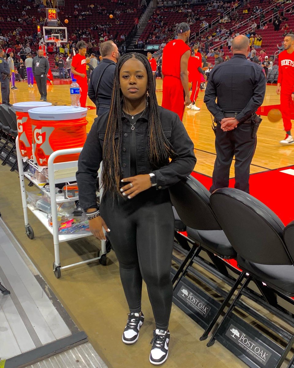 alesha_sheree's tweet photo. 🤍🏀 #FirstNBAgame @KingJames https://t.co/FajAb5llfd