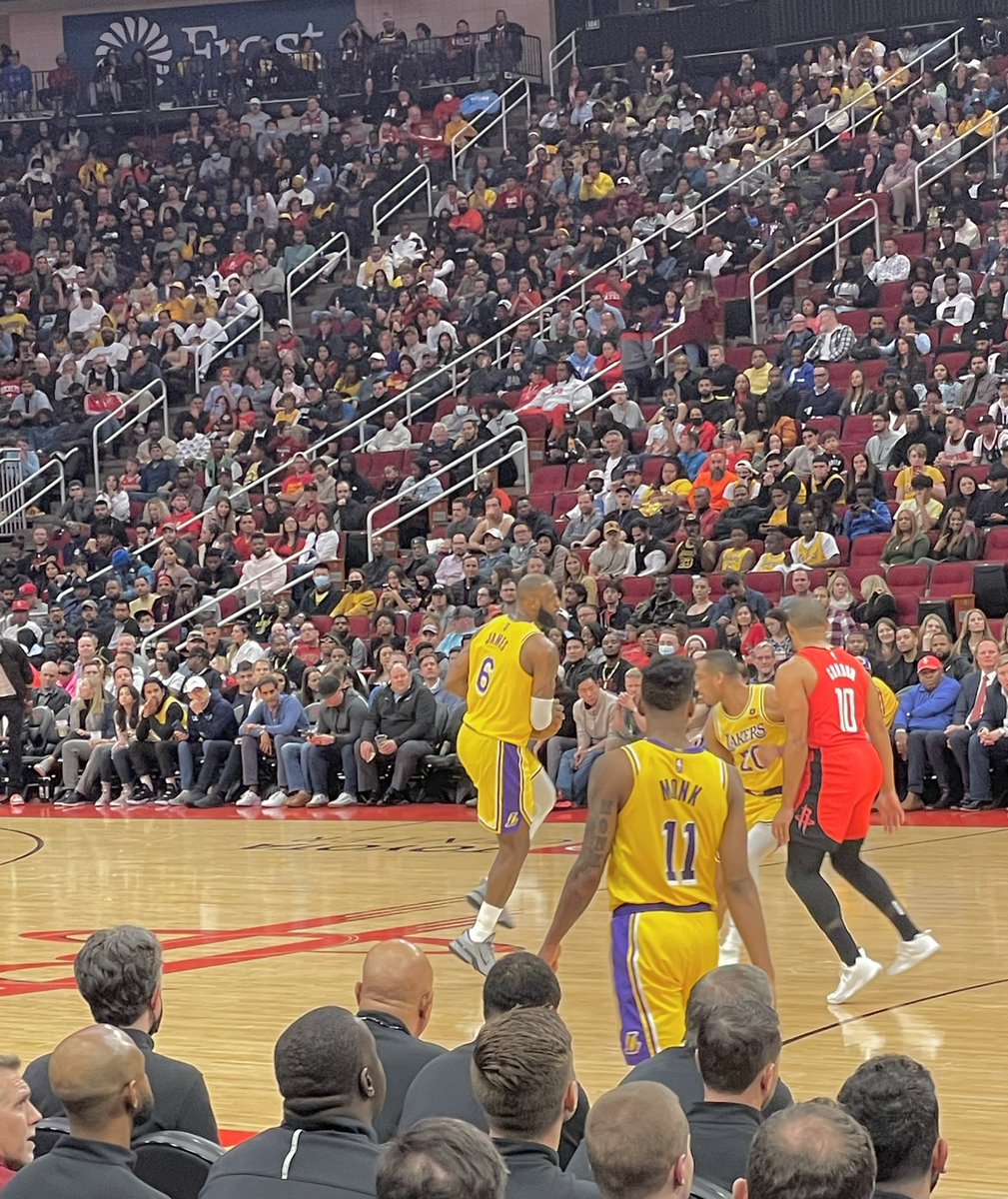 alesha_sheree's tweet photo. 🤍🏀 #FirstNBAgame @KingJames https://t.co/FajAb5llfd