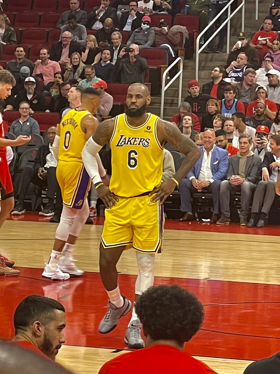 alesha_sheree's tweet photo. 🤍🏀 #FirstNBAgame @KingJames https://t.co/FajAb5llfd