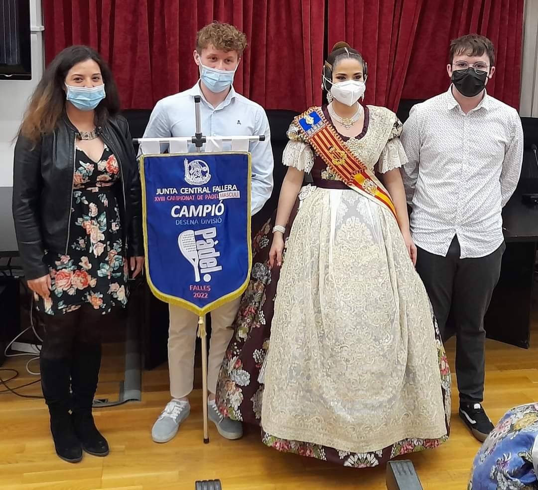 fallamorato's tweet photo. I hui, Eva, la nostra Fallera Major, ha acompanyat a Sergio i Marc en l'entrega dels premis del  Campeonat de Pàdel de JCF: 

    ¡¡¡ Campeons de la 10 Divisió !!!

Pensem que la mateixa FMV, Carmen Martín, s'haurà preguntat: ¿Falla Séneca-Yecla, atre palet deportiu?. https://t.co/hA4kfTF2io