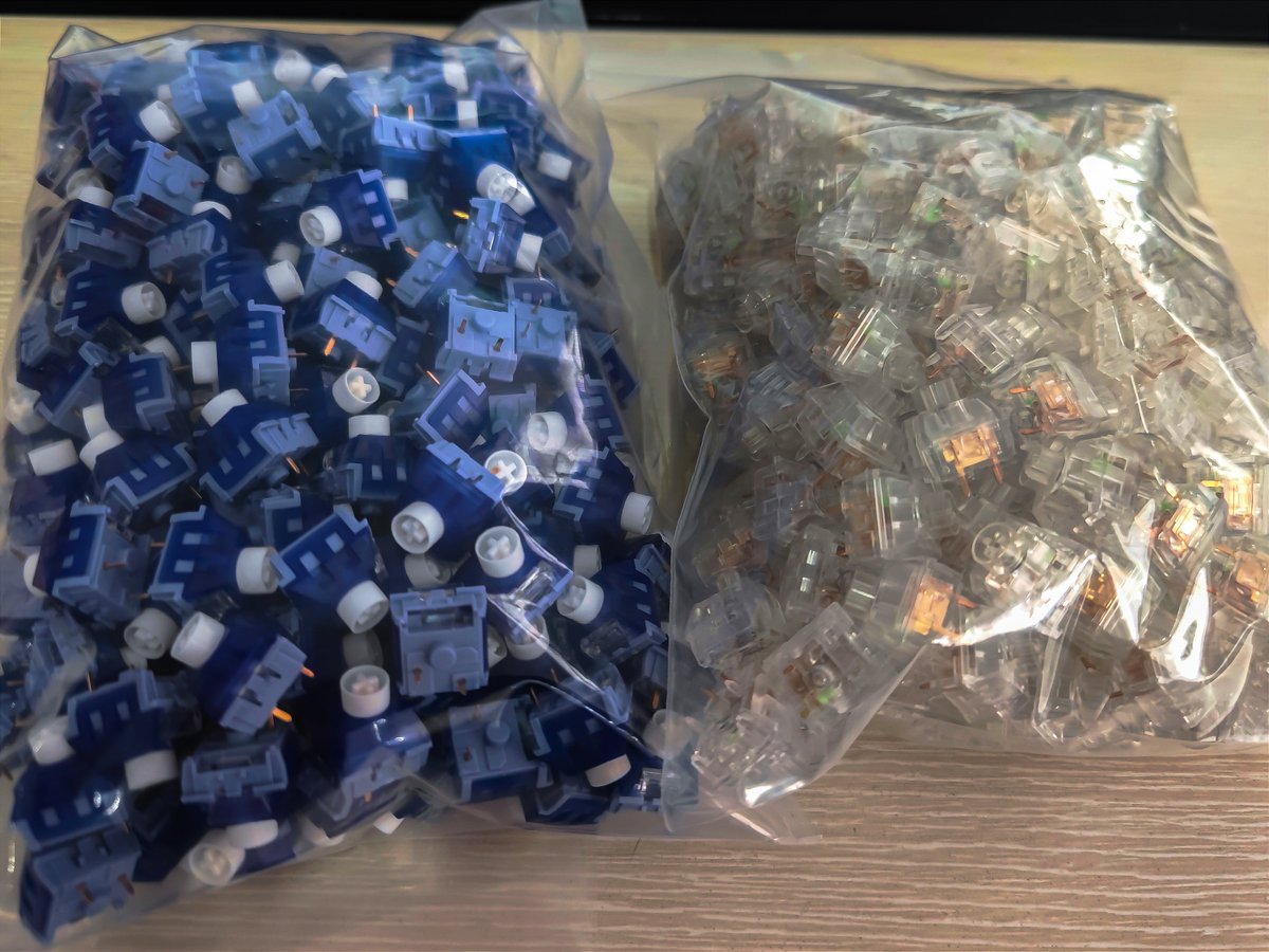 KailhSwitch's tweet photo. 👀👀
Just got these #Kailh switches from the production line.
What are they for? Where will they go? And who will get them?
#Kailhswitch #Keyboard #Mechanicalkeyboard #Boxswitch #Keyboardswitch #GamingSetup #keebs
#game #gaming https://t.co/E8WwTTMR65
