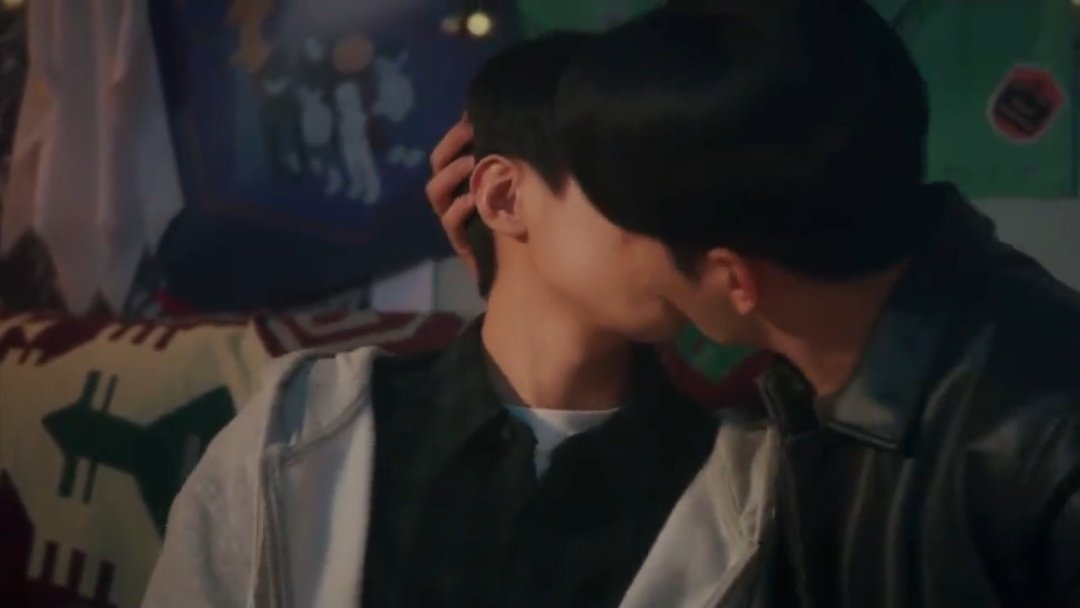 nongemgem's tweet image. WHAT??? HOW MANY KISSES DO WE HAVE??😭✋🏻not complaining fs
#SemanticErrorEP8 #SemanticError #SemanticErrorFinale