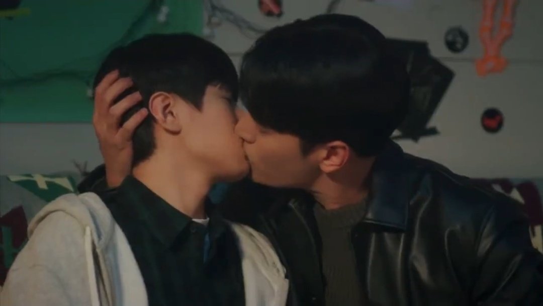 nongemgem's tweet image. WHAT??? HOW MANY KISSES DO WE HAVE??😭✋🏻not complaining fs
#SemanticErrorEP8 #SemanticError #SemanticErrorFinale