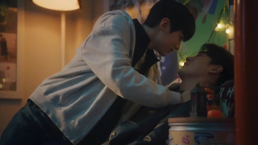 nongemgem's tweet image. WHAT??? HOW MANY KISSES DO WE HAVE??😭✋🏻not complaining fs
#SemanticErrorEP8 #SemanticError #SemanticErrorFinale