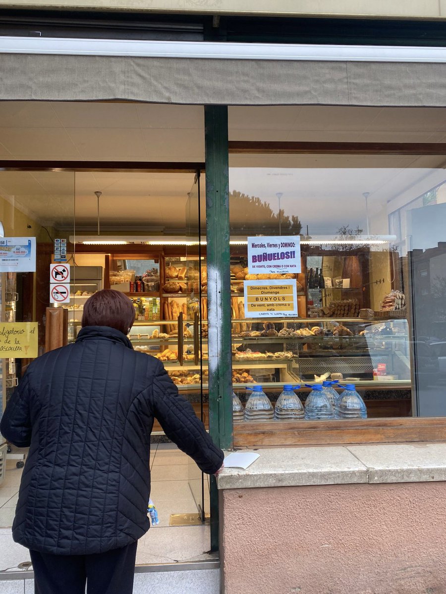 VROJANO_'s tweet photo. Al Forn de Pa del barri les persones amb cadira de rodes o mobilitat reduïda han d'esperar que les atenguin fora, ja que hi ha dos esglaons que els impedeix entrar-hi. #diversitatuoc1 #sharediversitas https://t.co/JR1whhPcQ7