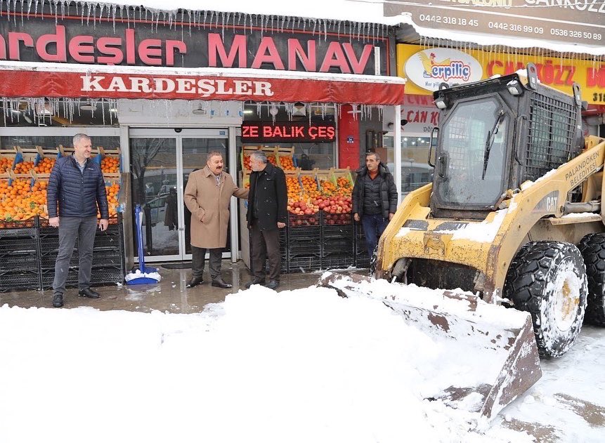 •Saha inceleme programımızda, vatandaşlarımızla da hasbihal imkanı bulduk. Sıcak, samimi karşılamalarıyla şevkimizi artıran değerli halkımıza müteşekkiriz. Palandöken’in aydınlık geleceği için durmak yok, yola devam kararlılığımızı güçlü bir şekilde sürdürüyoruz.<a href="/mehmetozhaseki/">Mehmet Özhaseki</a>