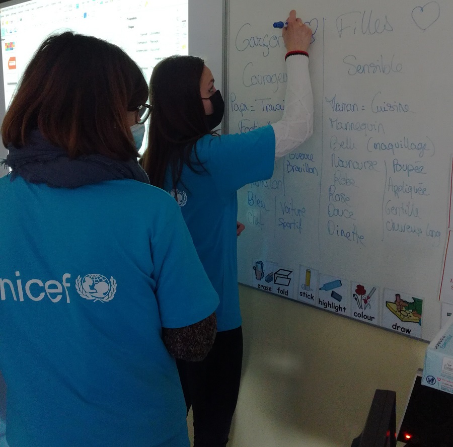 CollegelouiseM's tweet photo. Sensibilisation aux droits des enfants dans le monde, à l'#egalite filles-garçons et aux stéréotypes pour les 6è avec notre partenaire @UNICEF #semaineegalite  @egalite_gouv #ODD5 @Min_Territoires @ac_normandie https://t.co/PNrudROlOV