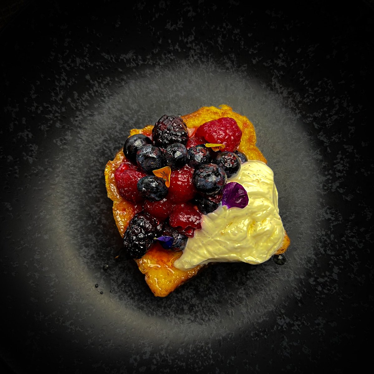 French Toast anyone? 🍓🫐

Brioche in a Vanilla Custard and then fried. Served with Vanilla Creme Fraiche, Seasonal
Berries and Park View Honey. 

Get to Darleys for breakfast 🤤

To book, click here: darleys.com/book