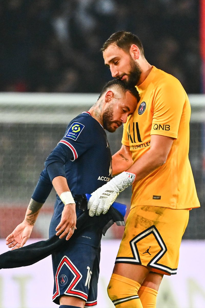 ActuFoot_'s tweet photo. Donnarumma et Neymar ont failli en venir aux mains. Ils ont du être séparés dans le vestiaire parisien, rapporte @marca. 💥

Neymar a reproché à l’Italien sa boulette, avant que Donnarumma ne lui rappelle sa perte de balle sur le deuxième but du Real.

https://t.co/AWTqUCdUq6 https://t.co/l8FWxJeZQ7