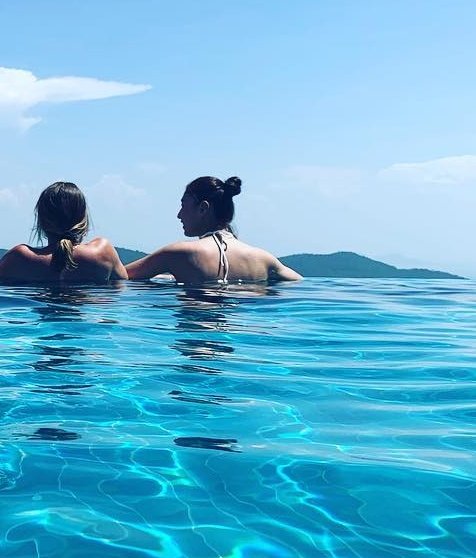 전형적인 인피니티풀 수영복 인스타샷 개킹받고,,, 어깨 쉐입 너무 예뻐서 짜증나ㅠ 언니의 여편이 되고 십오