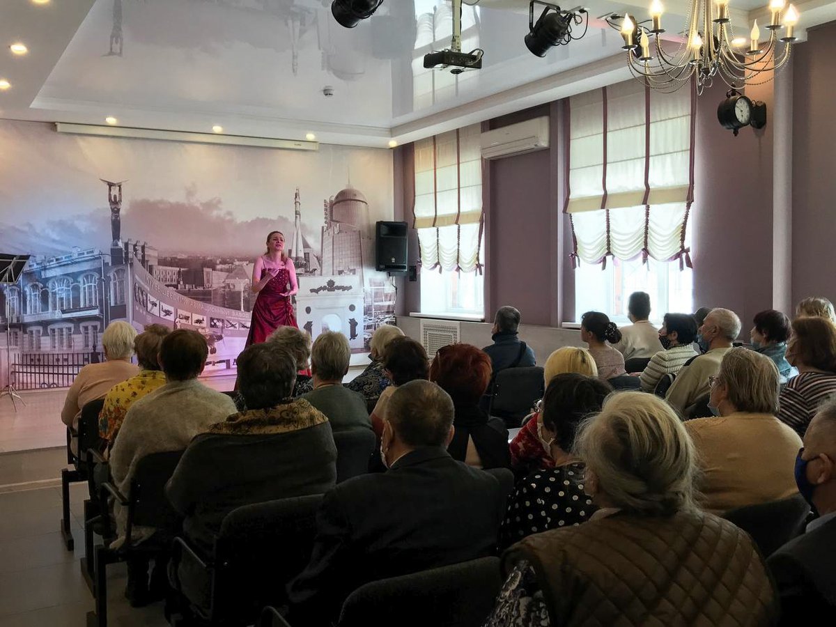 В Дворце ветеранов для пожилых людей с инвалидностью выступили артисты Самарской филармонии. Концерт посвящен Международному женскому дню. Билеты распространялись через городское общество инвалидов. По окончании всем приглашенным раздали подарочные сертификаты в супермаркет.