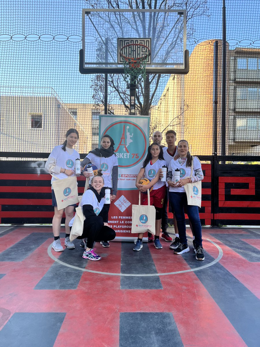 CPBasket75's tweet photo. Pour la Journée Internationale de la Femme, le CD75 a lancé l’appel à projet PARIS SPORTIVES ⛹🏼‍♀️ de @paris_maville et @paris2024 

L’occasion d’initier le public au Basket 3x3 le temps d’une après-midi sous le soleil parisien ☀️

Merci aux jeunes filles - femmes présentes. 🙌🏻 https://t.co/hxpNaTa98F