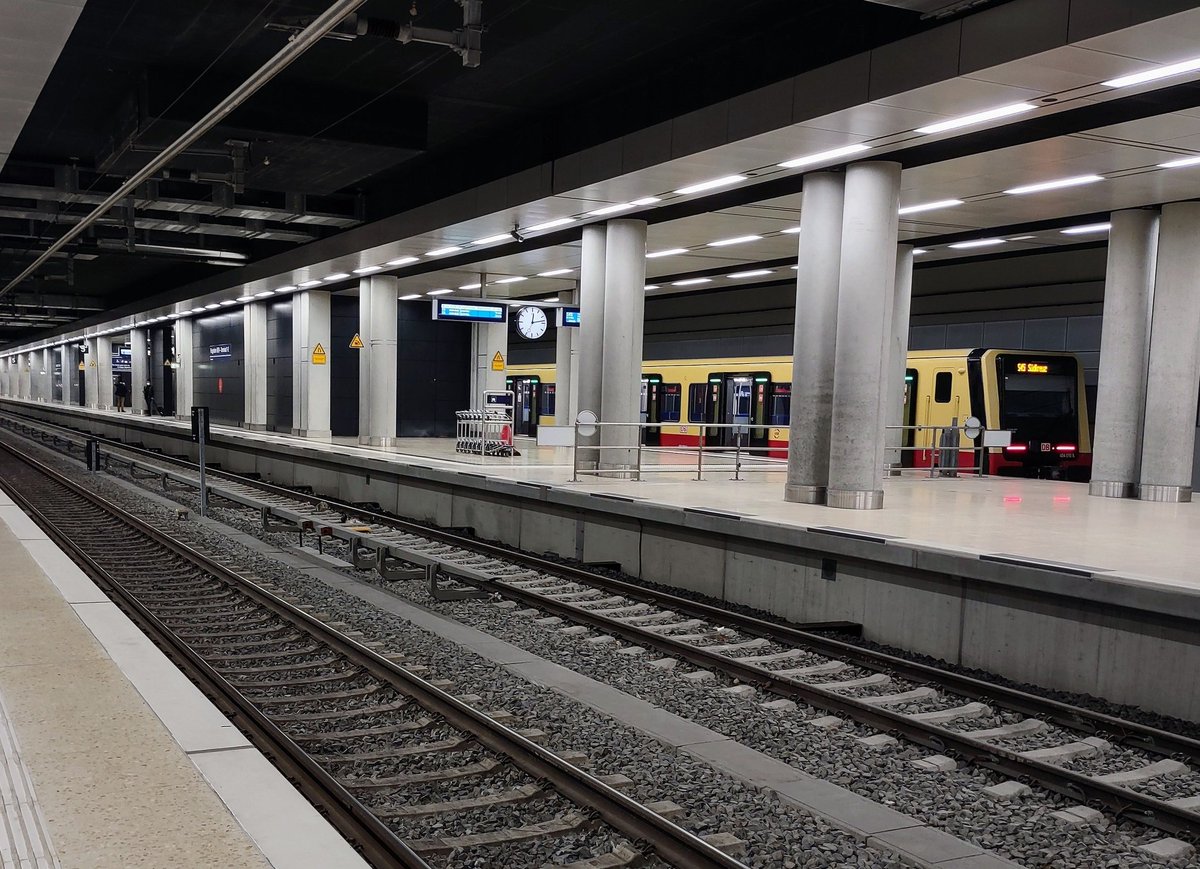 Christian_Cmbln's tweet photo. #S45 #BR483 #BR484 #SBahnBerlin https://t.co/NPqBuAUgQf