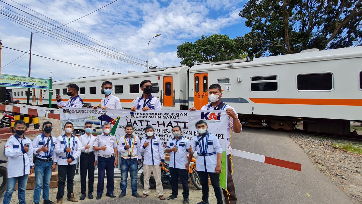 sosialisasi disiplin perlintasan Pertama oleh Garut railfans Di jalan sudirman #sudahprokes @KAI121 @keretaapikita @garut_railfans @jurnalrailfans @mas_didiek @GM_MarKA @semboyan35com @infogarut