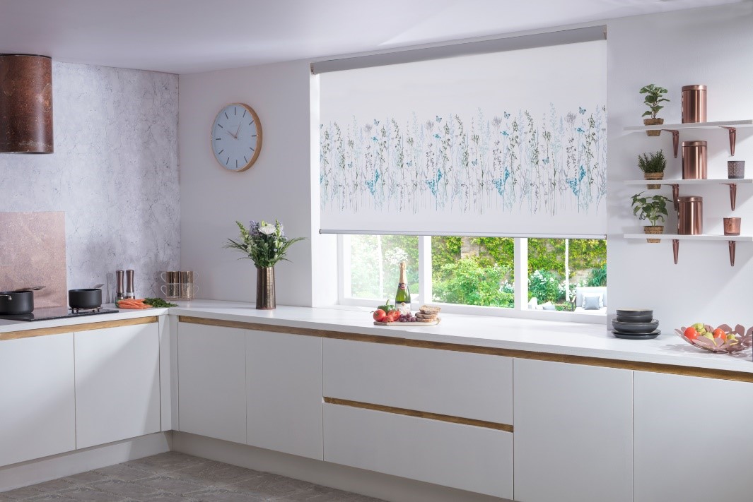 GilliansBlinds's tweet photo. These traditional kitchen roller blinds really do finish off the room! Not your cup of tea? We have hundreds of colours and patterns to choose from, why not book a Free Home visit? You can view our full range whilst we measure up for you, even fitting is free #KitchenBlinds https://t.co/lRkFx4KumU