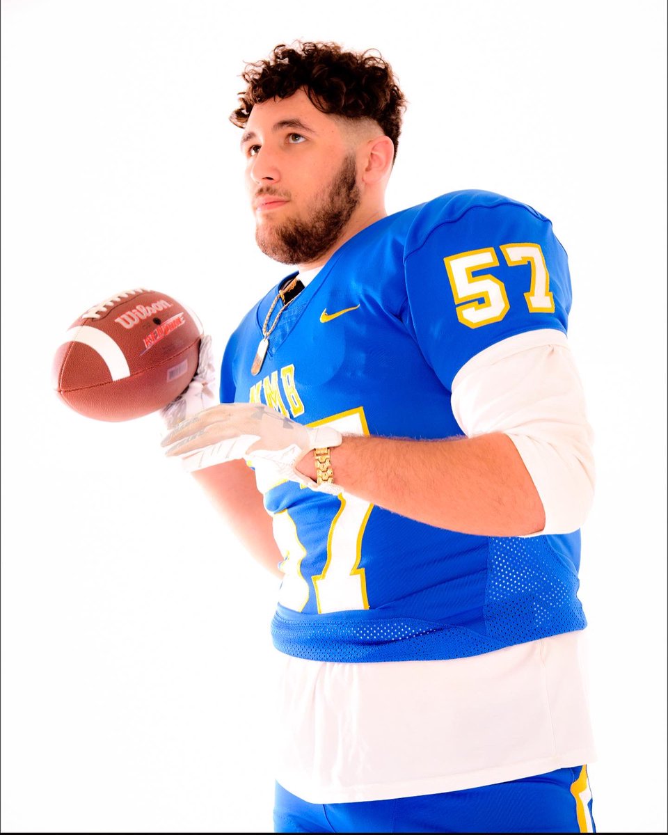 This lineman can make it happen. #Hefearsnothing #Godfirst #deffensivelineman #NorthMyrtleBeach #linemanoftheyear🏈🏈#lowerstatechampion #makeanoffer