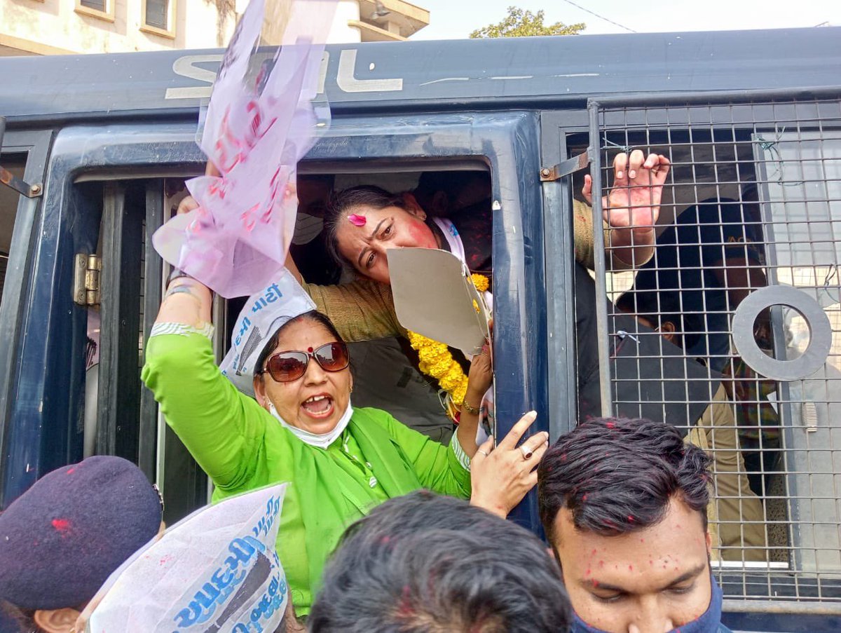 GulabMatiala's tweet photo. ग़ज़ब हैं यार खुशी भी नहीं मना सकते वडोदरा गुजरात में @AAPGujarat के कार्यकर्ताओं को पंजाब जीत के जश्न मनाने के जुर्म में गिरफ्तार कर लिया। https://t.co/cmMfy2pD8E