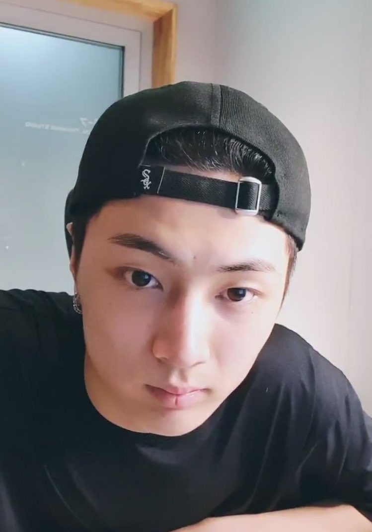 bIuegays's tweet photo. he was staring like this for almost a minute i was so close to having a heart attack https://t.co/G0Xs0udFhC
