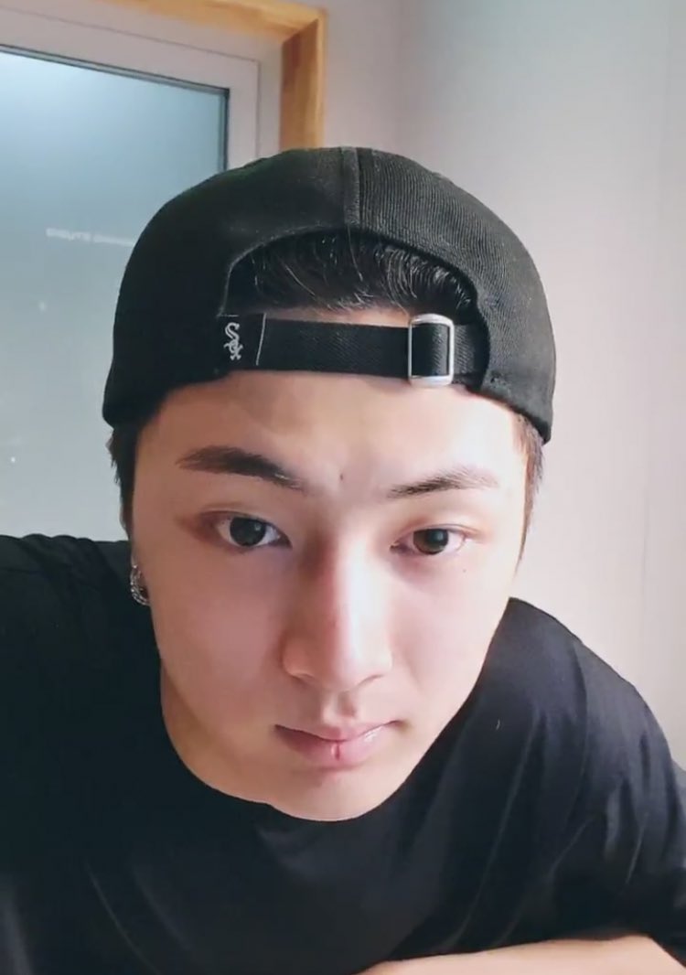 bIuegays's tweet photo. he was staring like this for almost a minute i was so close to having a heart attack https://t.co/G0Xs0udFhC