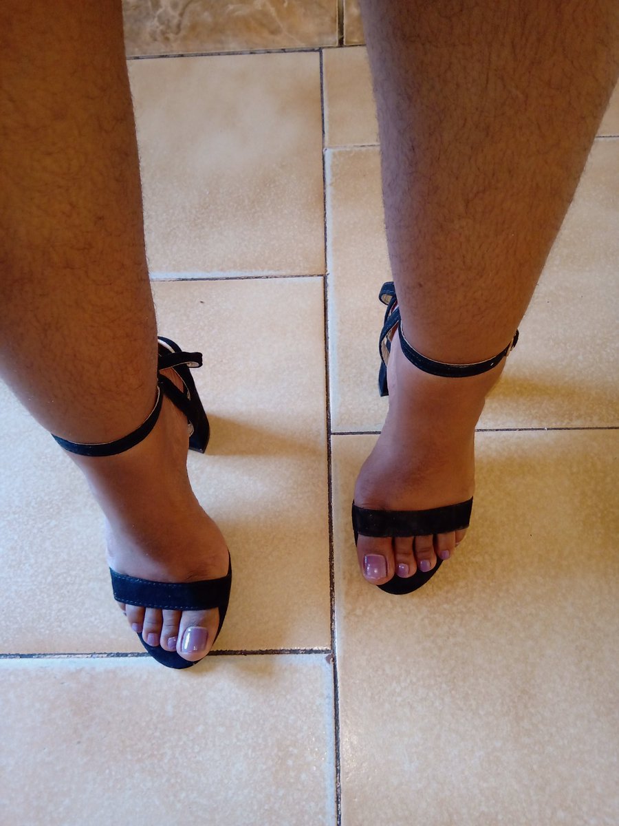 MaropengMpete's tweet image. While I clean 😍🥰♥️ Afterall ke Thursday 🤭🤭🤭 let&apos;s serve them legs