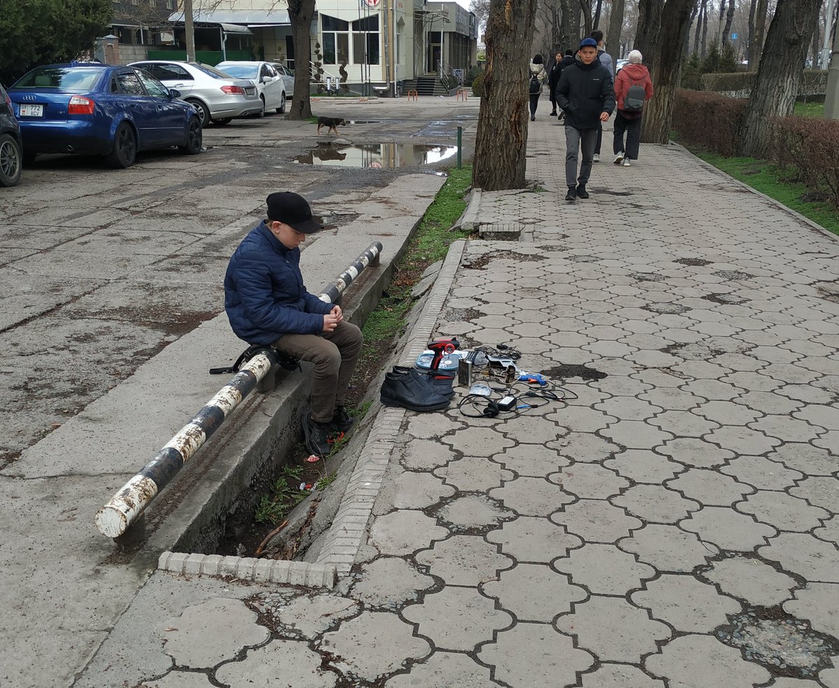 недалеко от БГУ часто сидит мальчик и продает какие-то вещички. он сказал, что живёт с мамой в каком-то задании неподалёку и помогает ей. мальчишка учится в 6 классе, сказал что телефонном они не пользуются :/ 
помогите ему если будете проходить здесь🥺