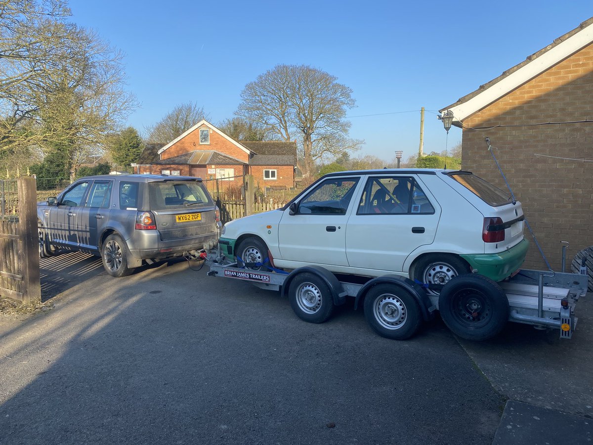 Early start at #TeamFelixRally H.Q. this morning. All loaded up and off for a fresh coat of paint, courtesy of the legend that is Lee Ashberry 
#TeamFelixRally #TeamEastwood