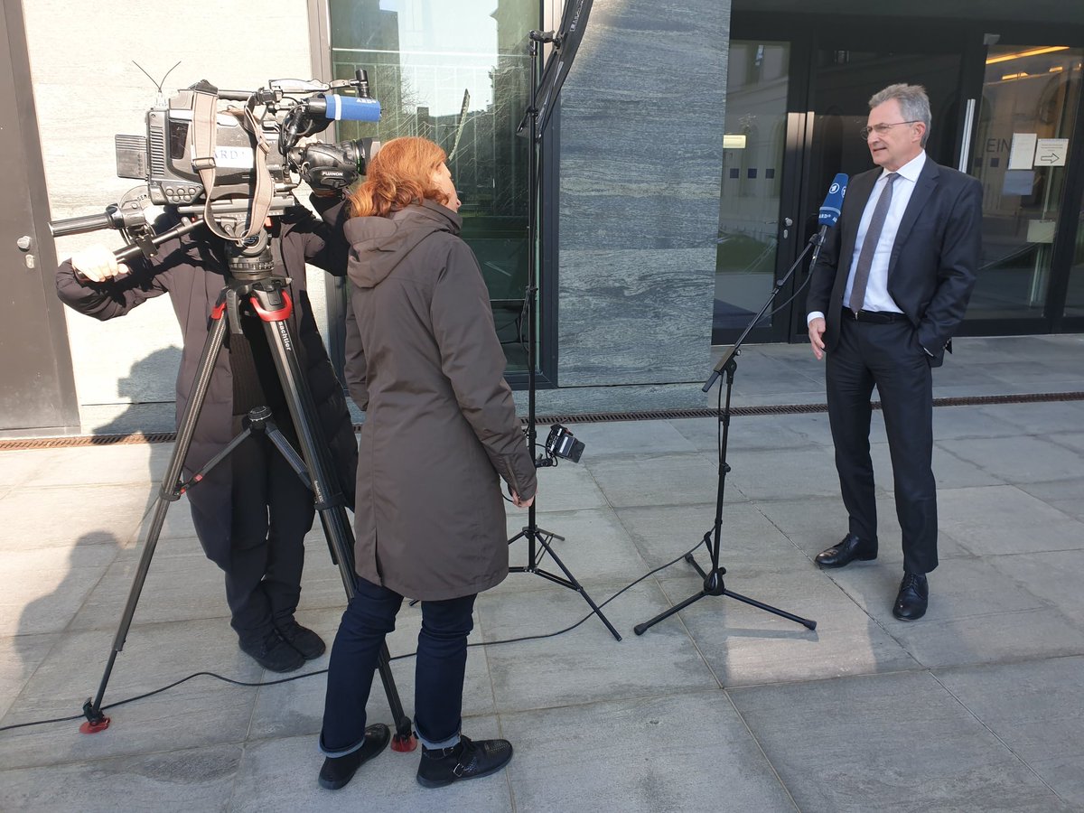 Frischepost's tweet photo. 'Deutschland steht vor einem Brückenkollaps, auf den wir seit Jahren zusteuern', BAUINDUSTRIE-Präsident Hübner heute früh vor dem #Brückengipfel @BMDV_bund @ARDde https://t.co/pkEen0dmbJ