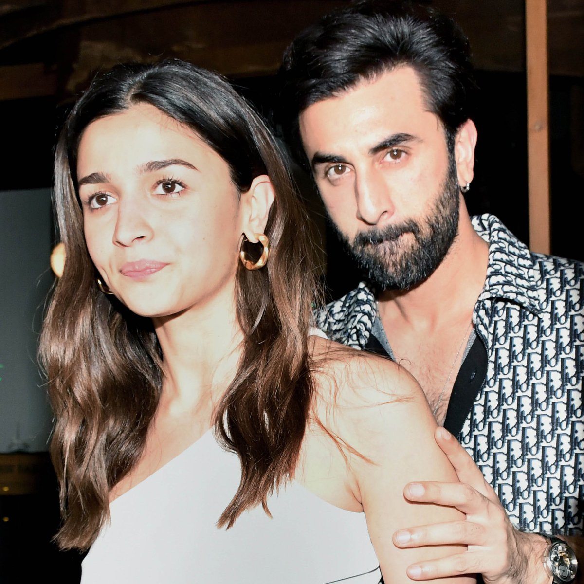 htcity's tweet photo. #InSpotted: @aliaa08 and #RanbirKapoor spotted together hand in hand at a Mumbai restaurant
#AliaBhatt #Couplegoals #Bollywood #ThursdayTreats https://t.co/LnLJIgbZid