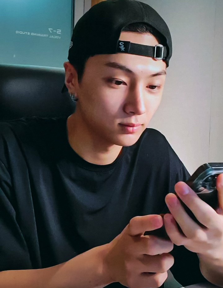 hoonzmisoo's tweet photo. "jay! "                              "yes?" https://t.co/L8grgcrXEQ