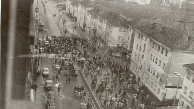 Ferrol360's tweet photo. A Amador Rei Rodríguez
e Daniel Niebla García

Ferrol / Mañá
10 de Marzo do 72

Erguéstevos cedo aquel día
/ o costume do traballo /
mañá cediño pra facernos ca vosa morte.

Uxío Novoneyra https://t.co/ziqvFq1ikv