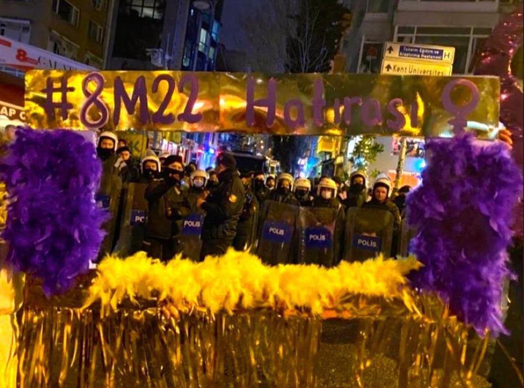Erkek-devlet şiddetine karşı isyandayız! 
Polisin 8 Mart akşamı Taksim’de toplanmaya çalışan kadınlara ve lubunlara uyguladığı şiddet kabul edilemez. Ters kelepçe, yakın mesafeden göze sıkılan gaz ve darp işkencedir. Bu şiddete maruz kaldıysan bize ulaş, suç duyurusunda bulunalım