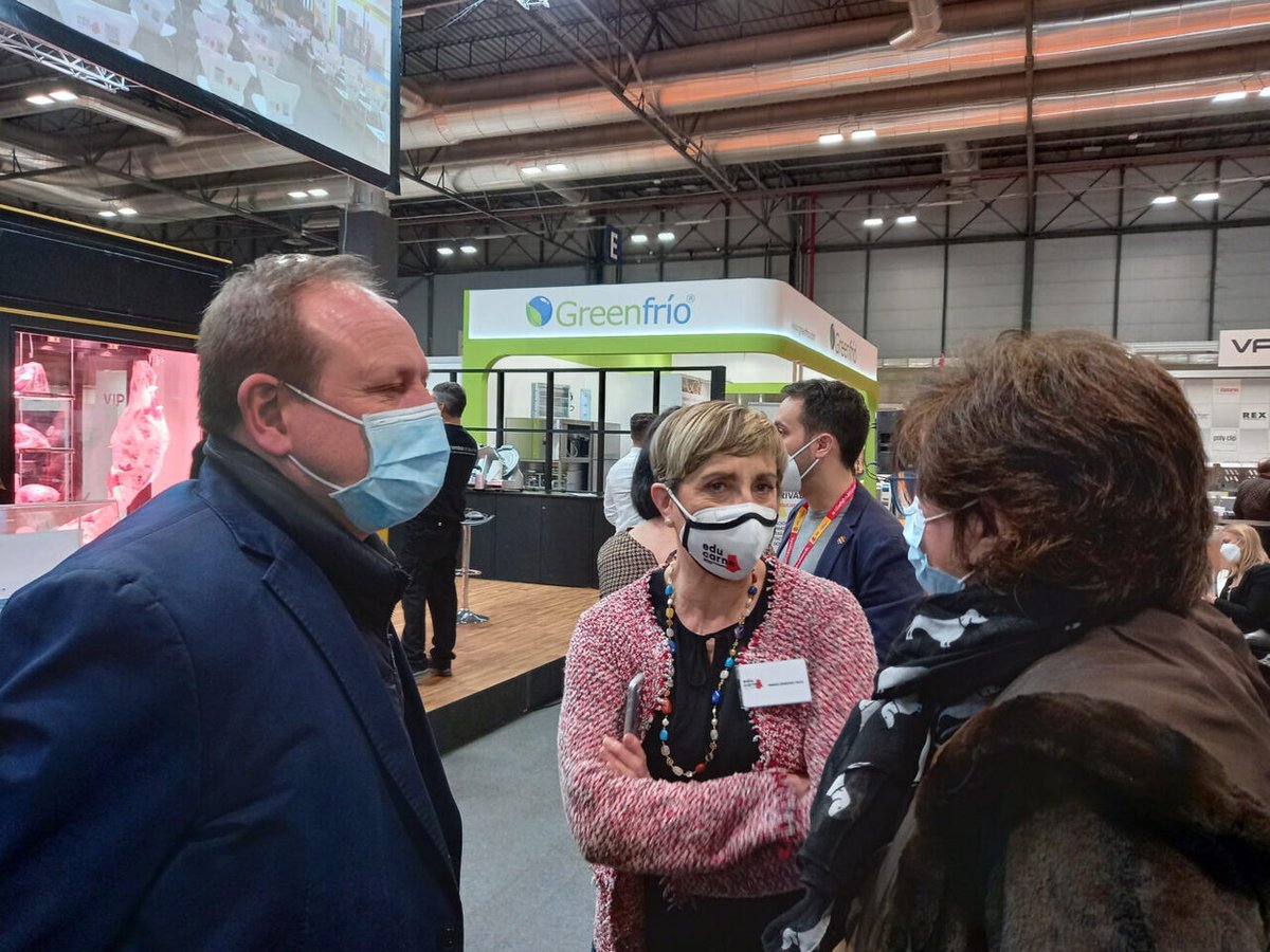 MADRID's tweet photo. 📢El Ayuntamiento de Madrid recibe un premio por su labor en la #digitalización del #comercio especializado de #carne y derivados.
✅Este galardón de #Educarne, #MeatAttraction e #IFEMA reconoce la inversión municipal de 5M€ para esta adaptación digital. https://t.co/wLho59i1yC https://t.co/E0BU1YH0M7