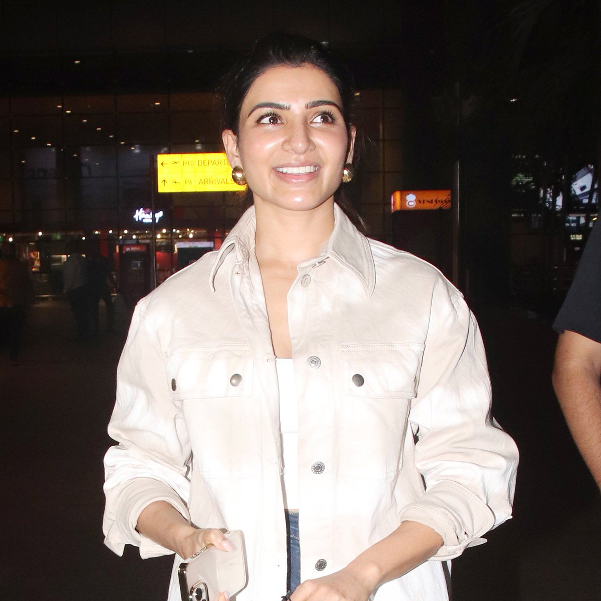htcity's tweet photo. #InSpotted: @Samanthaprabhu2 seen at the airport in a street chic ensemble. Rate her look from 1-10! ๐ https://t.co/P116pVfQqW