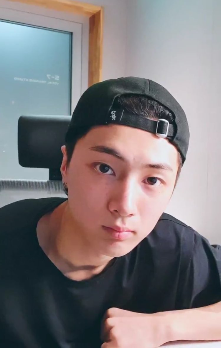 jongseongsfilm's tweet photo. staring at you https://t.co/zV1i8lJEcL