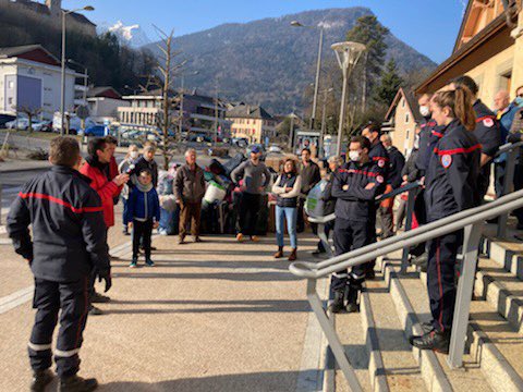 SDIS_74's tweet photo. Quand la séance de sport matinale de la garde de #Faverges, c’est aider au chargement de plusieurs camions humanitaires pour l'#Ukraine 🇺🇦 dans le cadre d'une sollicitation des associations de la commune 👍 #Pompier #Solidarité @Faverges_74 https://t.co/xcAqATbG9i