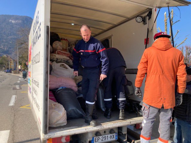 SDIS_74's tweet photo. Quand la séance de sport matinale de la garde de #Faverges, c’est aider au chargement de plusieurs camions humanitaires pour l'#Ukraine 🇺🇦 dans le cadre d'une sollicitation des associations de la commune 👍 #Pompier #Solidarité @Faverges_74 https://t.co/xcAqATbG9i