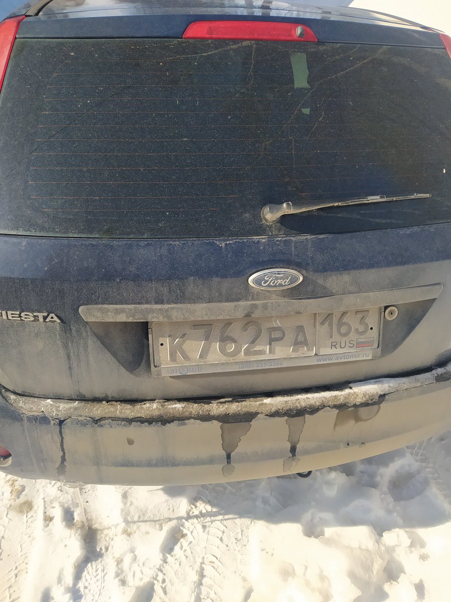 1d9e7v6's tweet photo. @gibddsamara помогите найти владелцев авто. Они мешают проезду спецтехники во двор Черемшанская 158.Пятый день @ecostr_ru не может вывезти мусор. Сегодня камазы с погрузчиком не смогли провести работы по вывозу снега. https://t.co/30VK9y8LuC